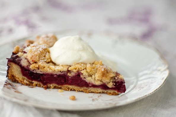 Brombeerkuchen mit Streuseln und Sahne