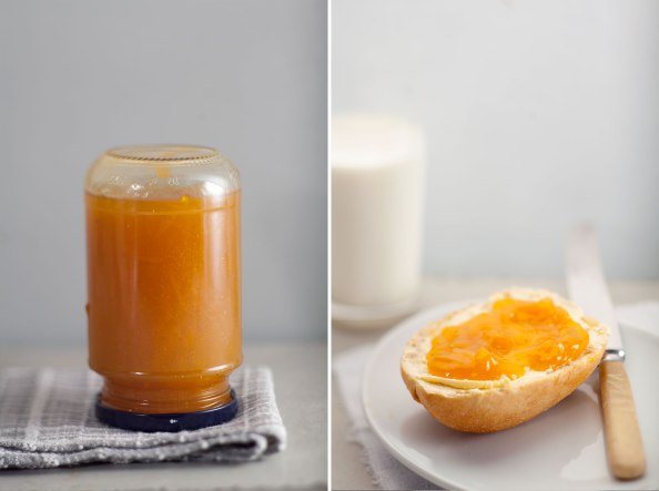 umgedrehtes Mirabellen-Konfitüre-Glas und Mirabellenbrötchen