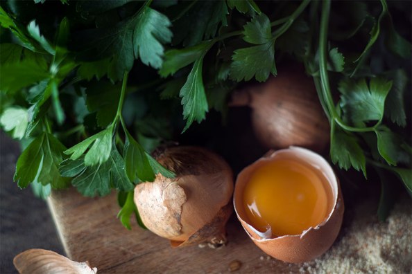 Petersilie, Ei, Zwiebeln, Brösel